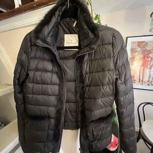 Like new Moncler jacket with fur trim

Color: Black
Clothing Size: XS